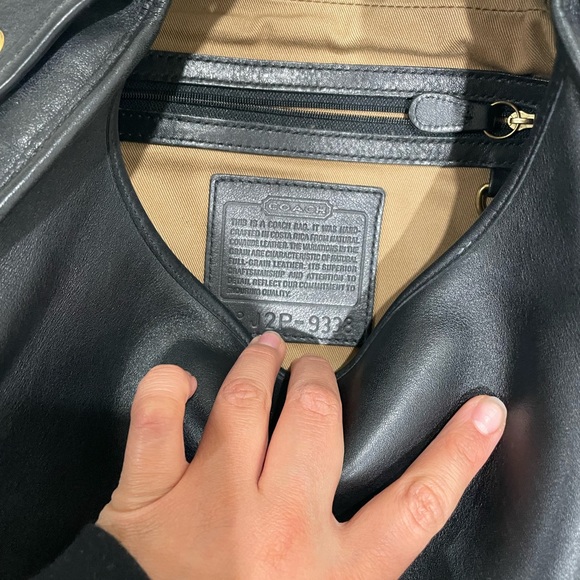 Elegant Black Leather Shoulder Bag - Picture 10 of 14